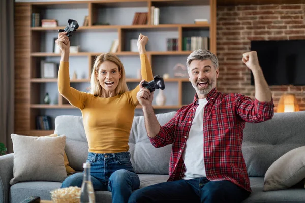 Satisfeita Família Europeia Madura Com Joysticks Desfrutar Jogo Line Computador — Fotografia de Stock