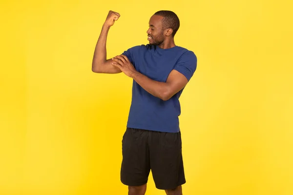 Sportieve Afro Amerikaanse Man Toont Biceps Spieren Bodybuilding Training Staande — Stockfoto