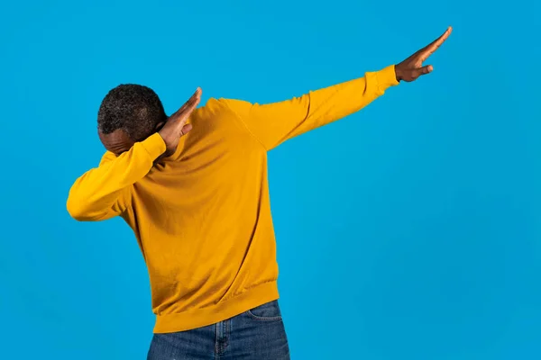 Cool Middelbare Leeftijd Afrikaanse Amerikaanse Man Casual Outfit Tonen Bewegingen — Stockfoto