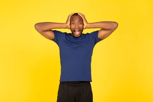 Sportsman Afro Americano Emocional Gritando Tocando Cabeça Olhando Para Câmera — Fotografia de Stock