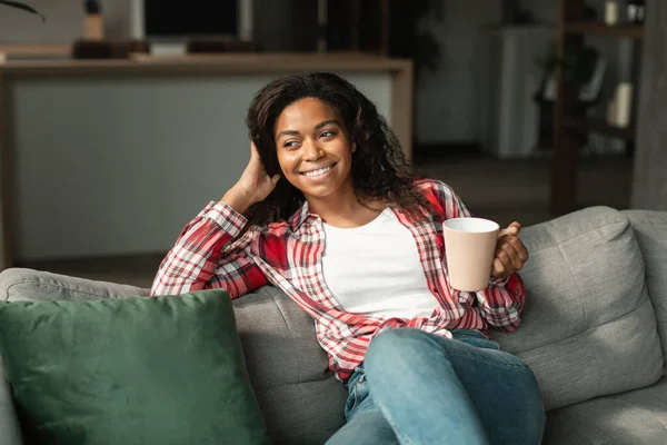 Feliz Joven Afroamericana Mujer Con Taza Bebida Favorita Disfruta Paz —  Fotos de Stock