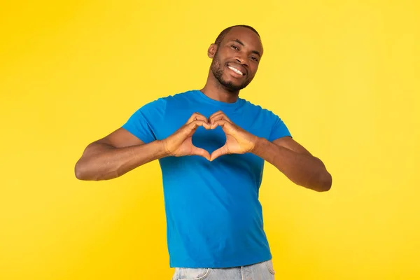 Vrolijke Afro Amerikaanse Man Die Vinger Heart Shape Gebaart Glimlachend — Stockfoto