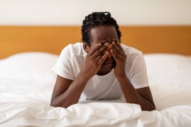 Uykusuz bir geceden sonra yatakta uyanan yorgun Afrikalı Amerikalı adamın gözleri ovalanırken, Milenyum siyahi adam uykulu, baş ağrısı çekerken evde yatarken, boş alanla kapanıyordu.