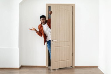 Siyahi adamın kapıyı açıp kameraya bakmasından hoşnutsuzluğunu ve olumsuz duygularını evde göstermesinden memnun değilim. Negatif Emlak Haberleri. Tam Uzunluk