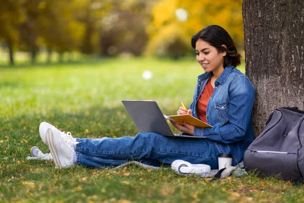 Lezione Distanza Bella Giovane Studentessa Araba Studia All Aperto Con — Foto Stock