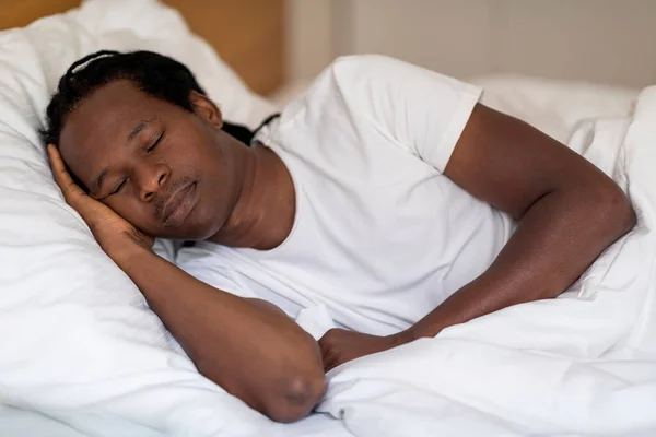 Retrato Calma Jovem Negro Homem Dormindo Confortável Cama Casa Close — Fotografia de Stock