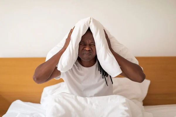 Evde Yatağında Yatarken Yastıkla Kulaklarını Kapatan Sinirli Siyah Adam Uykusuzluk — Stok fotoğraf