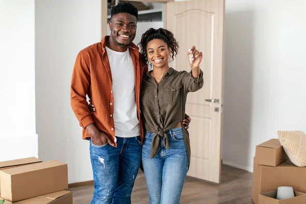 Proprietários Imobiliários Felizes Mostrando Chave Nova Casa Que Está Interior — Fotografia de Stock