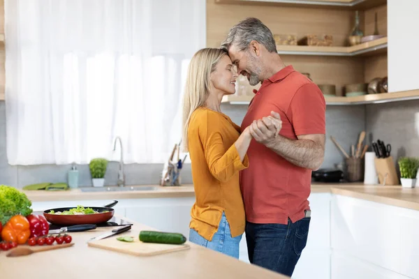 Pareja Romántica Mediana Edad Trajes Casuales Divirtiéndose Mientras Cocinan Juntos — Foto de Stock