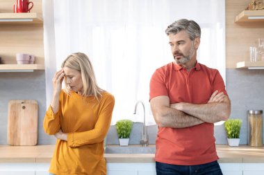 Mutsuz orta yaşlı eşler evliliklerinde kriz yaşıyorlar, karı koca mutfakta yan yana duruyorlar, kavga ediyorlar, ağlıyorlar, kadın ağlıyorlar, kopyalama boşluklarını dolduruyorlar. İlişkilerde çatışmalar