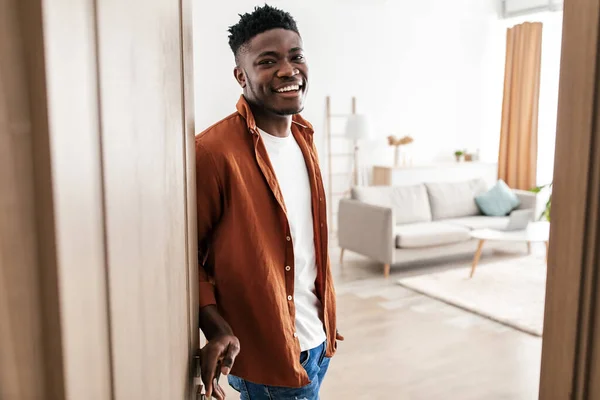 Neşeli Siyah Adam Kapıyı Açıyor Seninle Buluşuyor Evde Kameraya Gülümsüyor — Stok fotoğraf