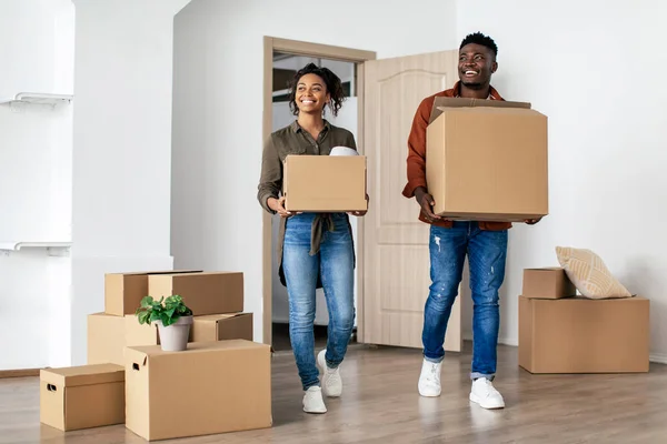 Propiedad Inmobiliaria Alegre Pareja Afroamericana Llevando Cajas Móviles Nuevo Hogar — Foto de Stock