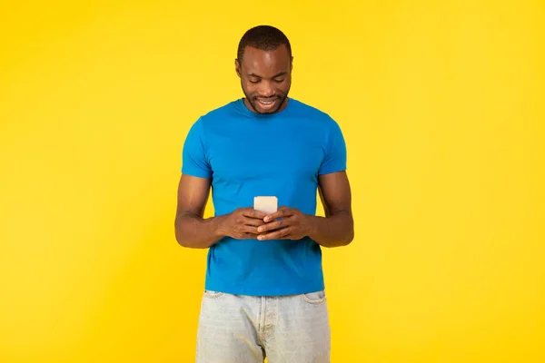 Sorrindo Afro Americano Cara Usando Telefone Com Novo Aplicativo Móvel — Fotografia de Stock