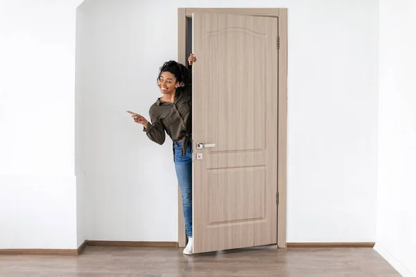 Alegre Afroamericano Femenino Señalando Dedo Mirando Lado Puerta Apertura Que — Foto de Stock