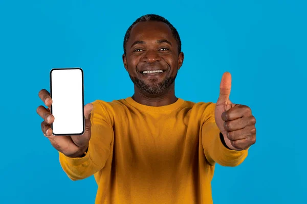 Feliz Hombre Afroamericano Guapo Mediana Edad Mostrando Nuevo Teléfono Celular — Foto de Stock