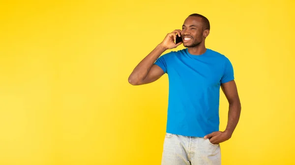 Afro Amerikaanse Man Praten Aan Telefoon Zoek Naar Afgezien Van — Stockfoto