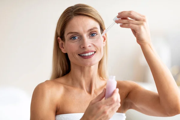 Aging Routinekonzept Frau Mittleren Alters Die Gesichtsserum Mit Tropfer Aufträgt — Stockfoto