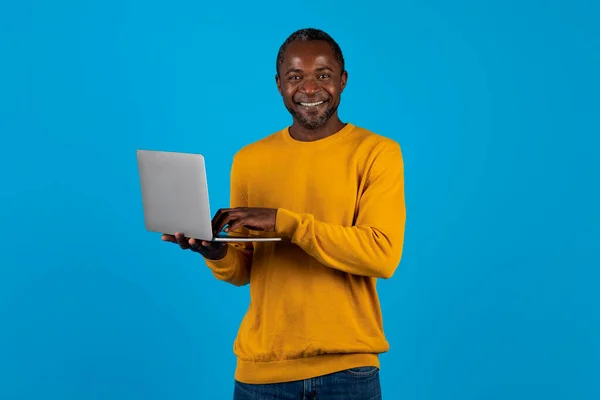 Gelukkig Afrikaans Amerikaanse Man Van Middelbare Leeftijd Gele Trui Met — Stockfoto