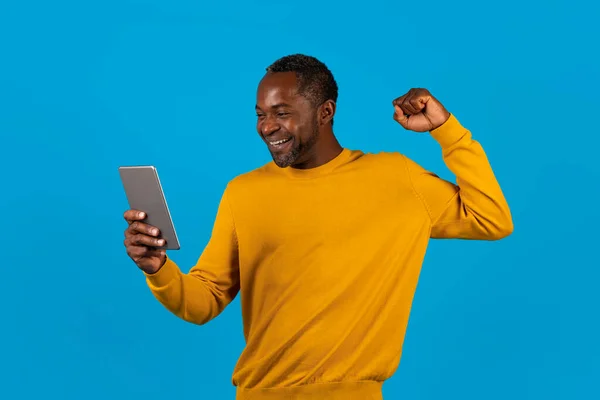 Emotioneel Knappe Zwarte Man Van Middelbare Leeftijd Gele Trui Met — Stockfoto