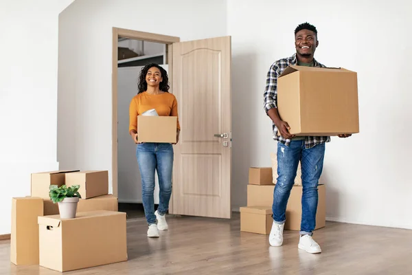 Nuevo Hogar Pareja Negra Entrando Nuevo Apartamento Llevando Cajas Cartón —  Fotos de Stock