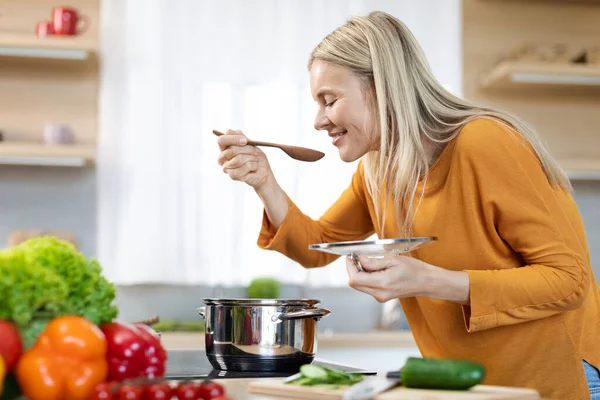 Concepto Cocina Feliz Mujer Rubia Mediana Edad Probando Comida Sonriendo — Foto de Stock