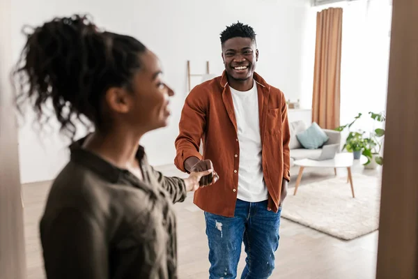 Feliz Esposa Negra Sosteniendo Maridos Mano Pie Puerta Abierta Nuevo — Foto de Stock