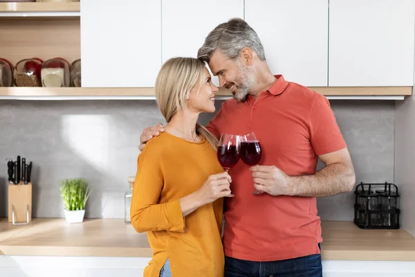 Romántica Pareja Mediana Edad Bebiendo Vino Tinto Cocina Hombre Mujer — Foto de Stock