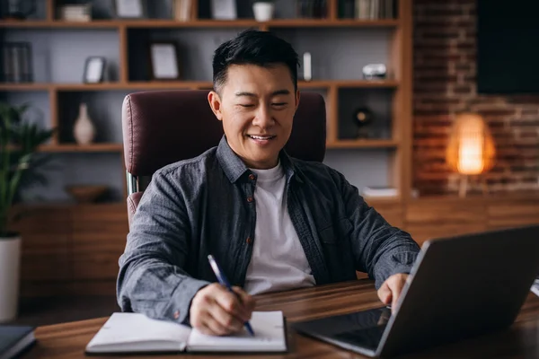 Веселий Зрілий Корейський Чоловік Працює Столом Ноутбуком Бізнесмен Аналізує Запаси — стокове фото