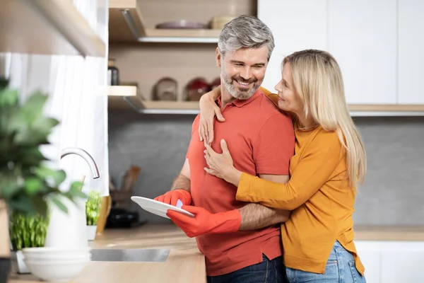 Amante Marido Guapo Mediana Edad Hombre Pelo Gris Ayudando Esposa — Foto de Stock