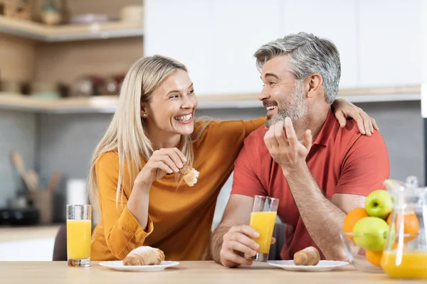 Neşeli Sevgi Dolu Orta Yaşlı Bir Adam Kadın Mutfak Masasında — Stok fotoğraf