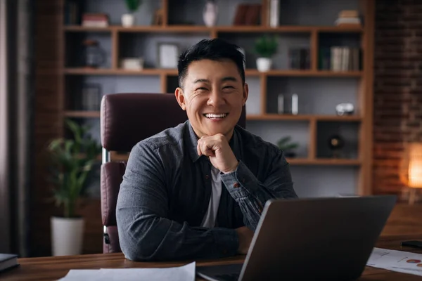 Усміхнений Успішний Красивий Дорослий Корейський Чоловік Робочому Місці Ноутбуком Дивиться — стокове фото