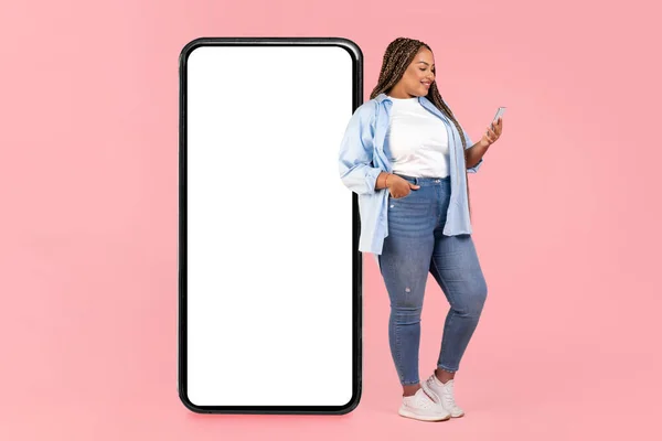 African American Oversized Lady Leaning Big Phone Empty Screen Texting — Stock Photo, Image