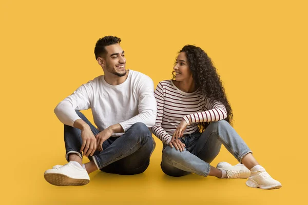 Retrato Una Hermosa Pareja Joven Oriente Medio Sentados Juntos Suelo — Foto de Stock