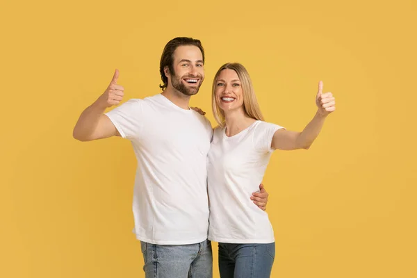 Sonriente Joven Familia Caucásica Camisetas Blancas Hacen Pulgares Hacia Arriba —  Fotos de Stock