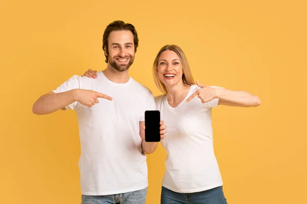 Frohes Junges Kaukasisches Paar Weißen Shirts Zeigt Mit Dem Finger — Stockfoto