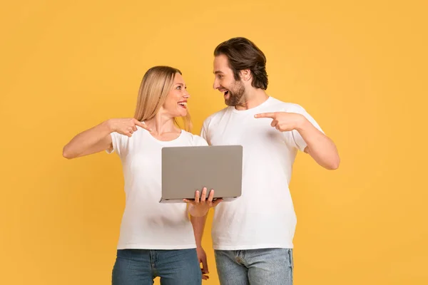 Satisfecho Joven Caucásico Chico Señora Camisetas Blancas Muestran Los Dedos — Foto de Stock