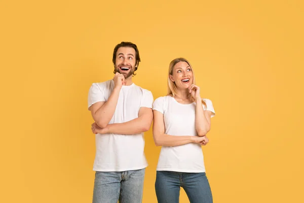 Sorrindo Inspirado Bonito Bonito Jovem Caucasiano Mulher Homem Shirts Brancas — Fotografia de Stock