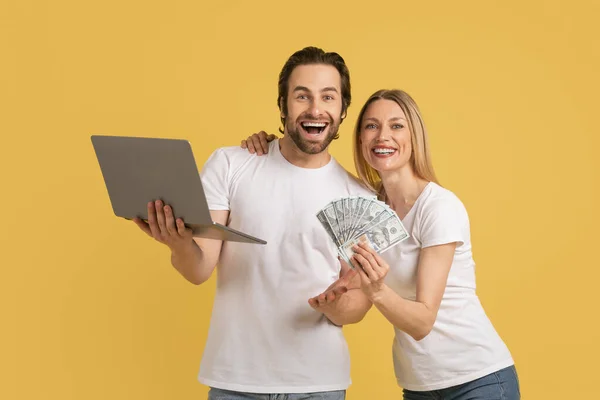 Χαρούμενος Νεαρός Καυκάσιος Σύζυγος Και Σύζυγος Λευκά Μπλουζάκια Φορητό Υπολογιστή — Φωτογραφία Αρχείου