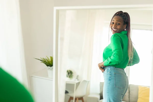 Mujer Afroamericana Feliz Probándose Nuevos Jeans Mirando Reflejo Espejo Sonriendo — Foto de Stock