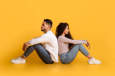 Çiftler Krizi. Stüdyoda sırt sırta oturan genç Arap erkek ve kadın milenyum ortadoğu aşıkları birbirlerini gücendirdiler, ilişki sorunları yaşadılar, boş alanlar oluştu.