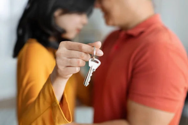 Esposos Chineses Irreconhecíveis Abraçando Juntos Segurando Chave Casa Gostando Mudar — Fotografia de Stock