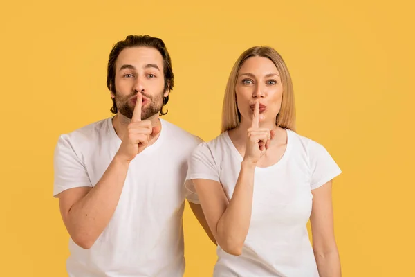 Par Caucasiano Jovem Feliz Camisetas Brancas Faz Gesto Secreto Toma — Fotografia de Stock