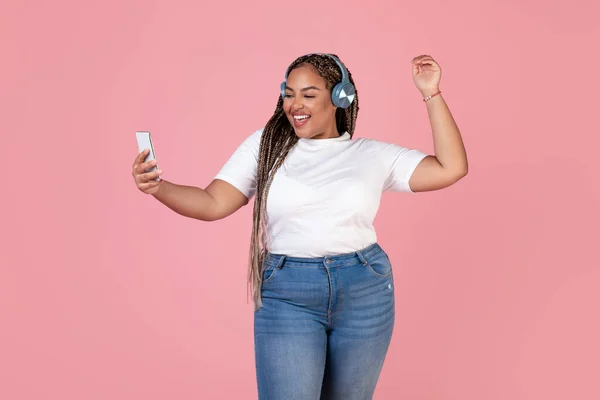 Hudební Aplikace Radostný Afroameričan Oversized Dáma Poslech Hudby Držení Smartphone — Stock fotografie