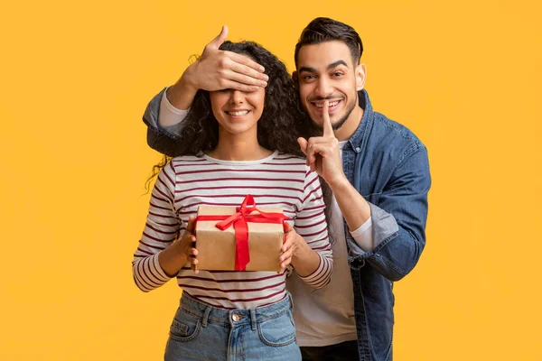 Alegre Hombre Árabe Cubriendo Los Ojos Las Novias Sorprendiéndola Con — Foto de Stock