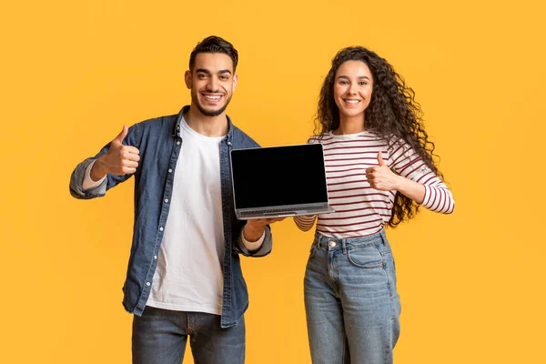 Glimlachend Jong Arabisch Paar Houdt Laptop Met Zwart Scherm Het — Stockfoto