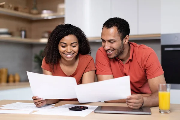 Glückliches Junges Schwarzes Paar Mit Tablet Bezahlt Rechnungen Steuern Arbeitet — Stockfoto