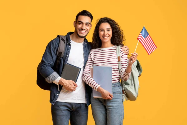 Studia All Estero Sorridente Coppia Studenti Mediorientali Posa Con Bandiera — Foto Stock