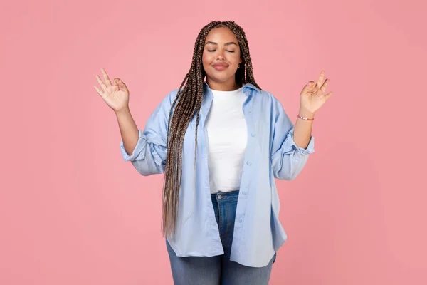 Meditation Friedliche Black Size Lady Meditiert Mit Geschlossenen Augen Und — Stockfoto