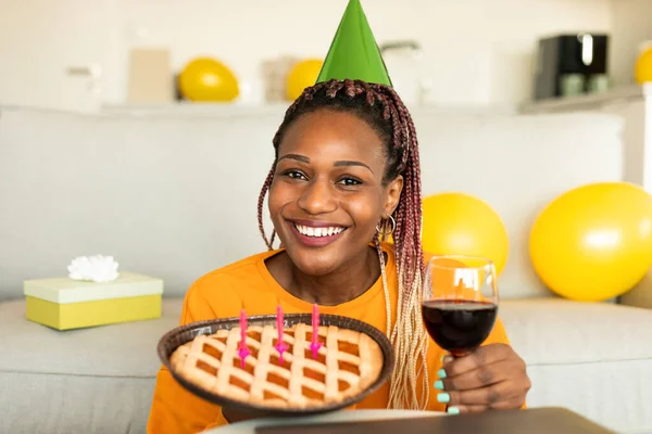 Αποστάσεις Day Πάρτι Ενθουσιασμένη Μαύρη Γυναίκα Κρατάει Πίτα Και Ένα — Φωτογραφία Αρχείου
