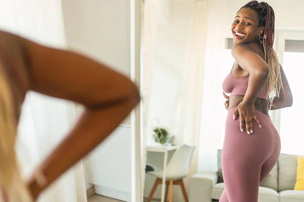 Mujer Afroamericana Feliz Ropa Deportiva Después Pérdida Peso Exitosa Posando —  Fotos de Stock